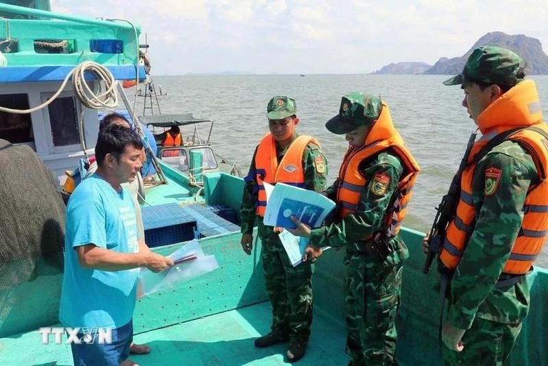 Kien Giang border guards inspect a fishing vessel. (Photo: VNA).