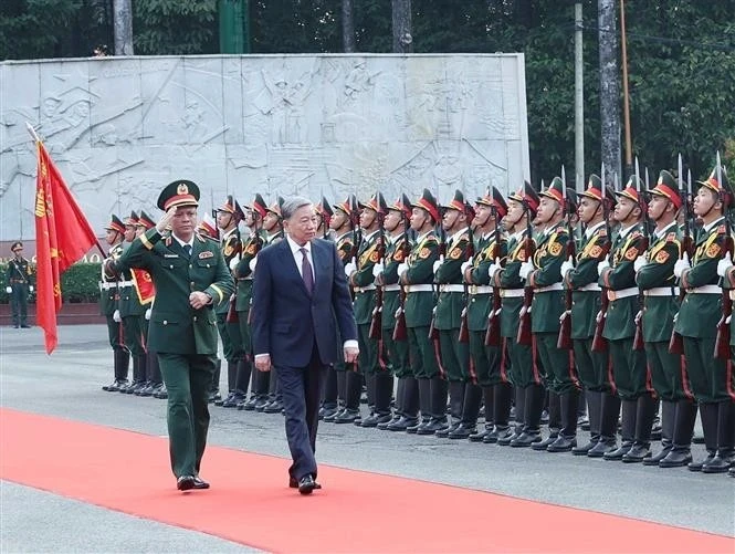 Party General Secretary To Lam (right), who is also Secretary of the Central Military Commission, review the guard of honour during his working visit to Military Region 7 on January 8. (Photo: VNA)