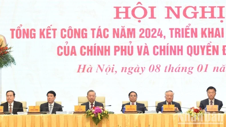 Party General Secretary To Lam (third from left), State President Luong Cuong (second from left), Prime Minister Pham Minh Chinh (fourth from left) and National Assembly Chairman Tran Thanh Man (first from left), and other officials attend the conference on January 8. (Photo: NDO)