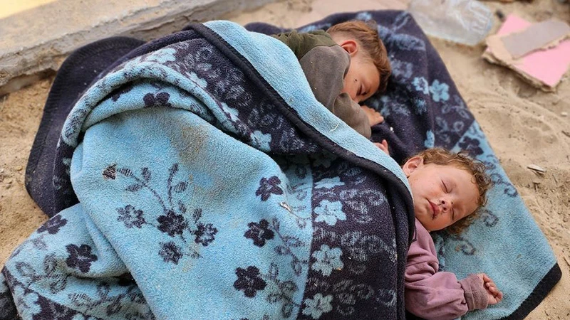 Children sleep outdoors in al-Mawasi, southern Gaza Strip, due to the impact of the Israel-Hamas conflict. (Photo: UNICEF)