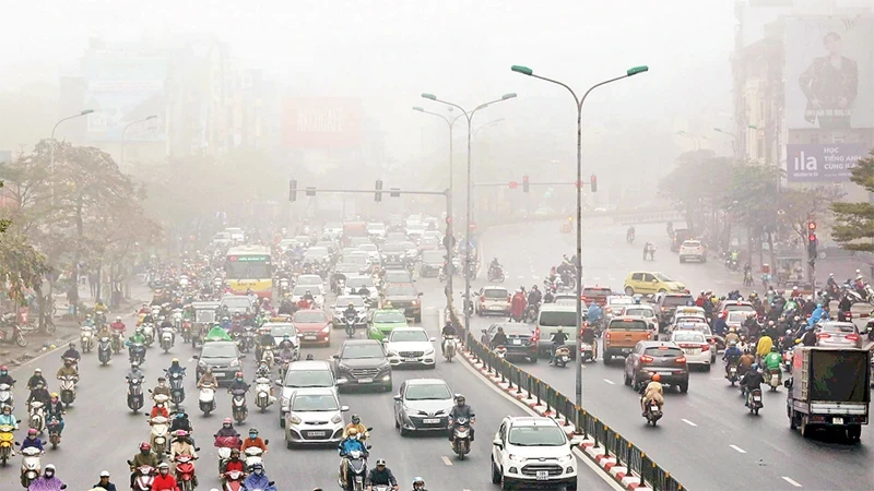 Air pollution has occurred frequently in Hanoi in recent days. (Photo: TO LINH)