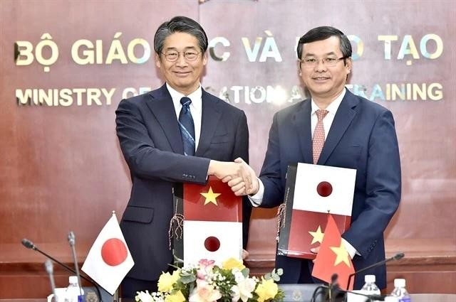 Japanese Ambassador to Vietnam Ito Naoki and Vietnamese Deputy Minister of Education and Training Nguyen Van Phuc sign a grant aid agreement for the human resource development scholarship programme on January 15. (Photo courtesy of the Japanese Embassy)