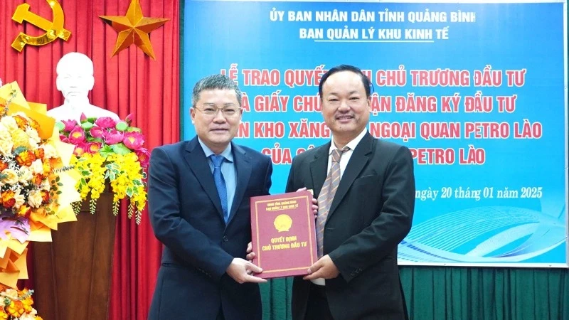 Vice Chairman of Quang Binh Province, Phan Phong Phu (left), presents the project's investment approval decision to the leader of Petro Lao Co., Ltd.