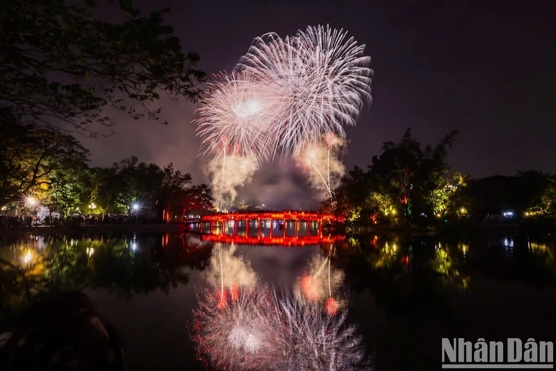 [In Photos] Dazzling fireworks light up Hanoi’s sky to welcome Tet 2025