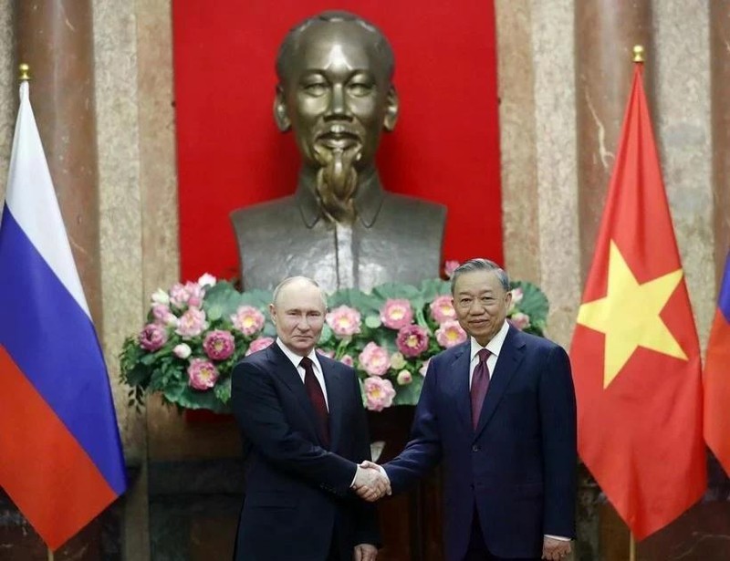 Party General Secretary To Lam (R) poses for a photo with Russian President Vladimir Putin (Photo: VNA)