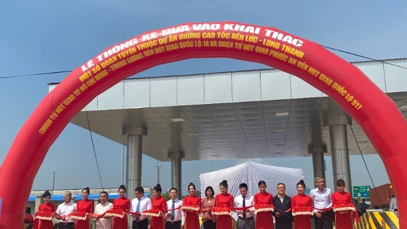 At the ceremony to open two sections of the Ben Luc - Long Thanh Expressway