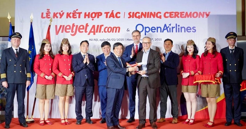 Vietjet and OpenAirlines sign a strategic partnership agreement in Hanoi on February 6. (Photo courtesy of Vietjet)