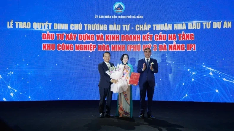 Da Nang City leaders grant the investment certificate to the investor of the project.