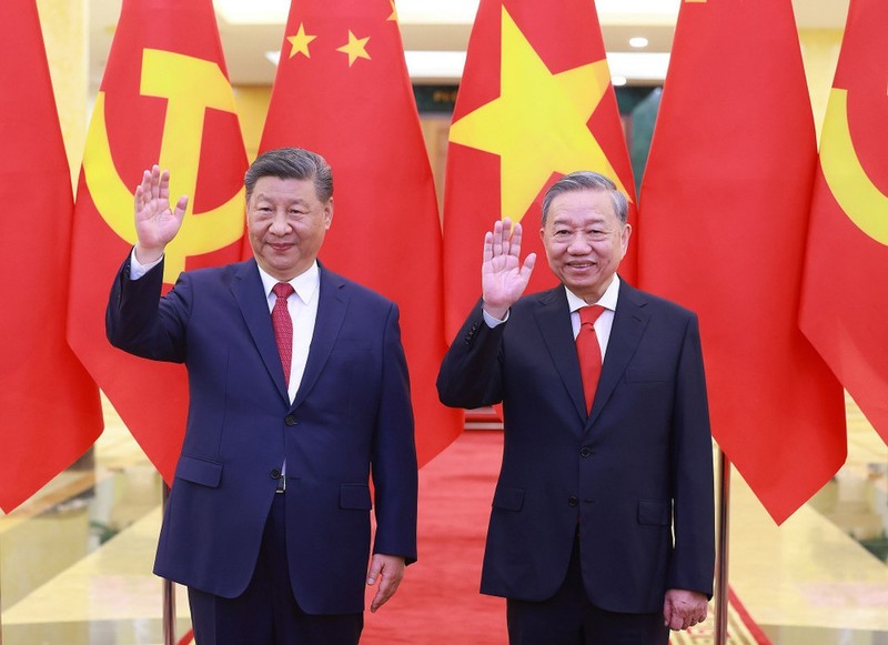 Party General Secretary To Lam and Chinese Party General Secretary and President of China Xi Jinping pose for a photo.