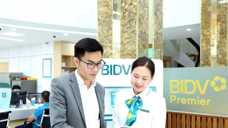 A staff member at BIDV’s Vinh Phuc branch advises a customer on a home loan package.