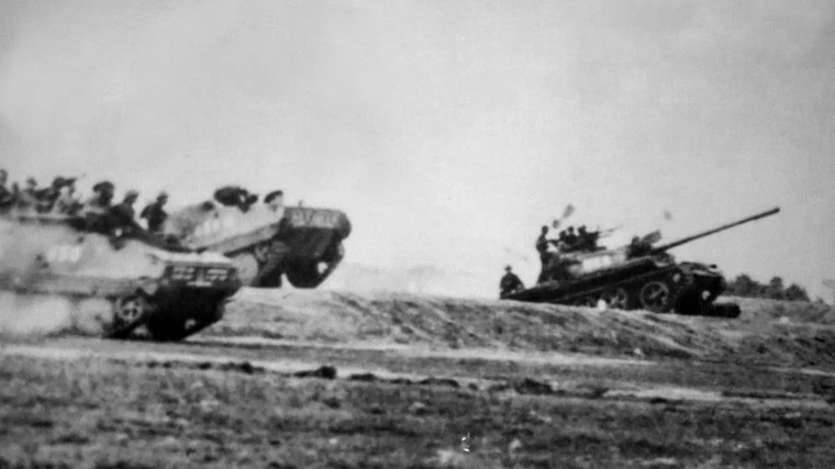 A deep-penetration force of the 1st Army Corps advances along Route 16 to liberate Saigon. (Photo: VNA)