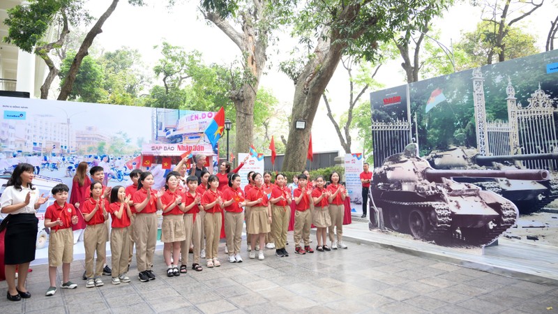 Students from Trang An Primary School (Hoan Kiem, Hanoi) are excited to explore the displays. 