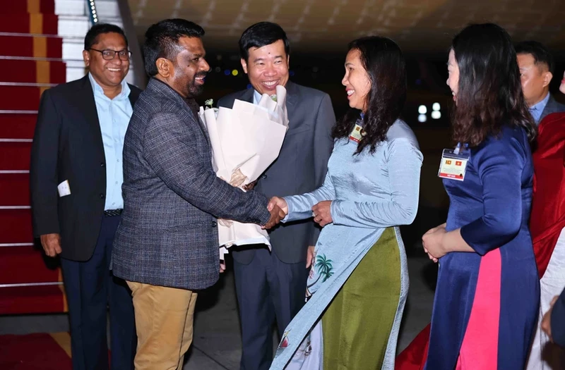 President of Sri Lanka Anura Kumara Dissanayaka (second from left) is welcomed at Noi Bai International Airport in Ha Noi on May 4 morning. (Photo: VNA)