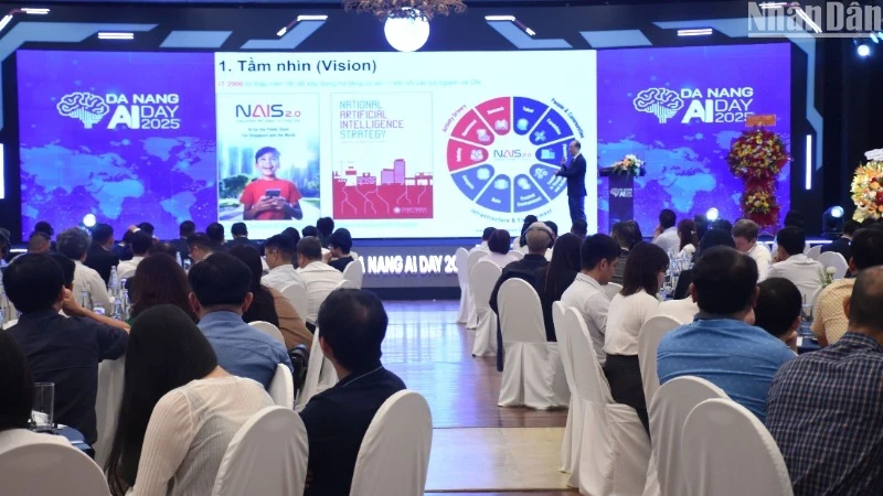 Many leading experts in the field of AI share insights and strategic recommendations directly with Da Nang during the seminar. (Photo: ANH DAO)