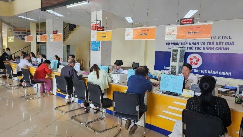 Receiving and returning results of administrative procedure resolution at the Gia Lai Provincial Public Administration Service Centre. (Photo: Sy Tao)