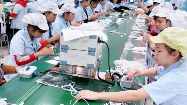 Manufacturing earphones for smartphones. (Photo: VNA)