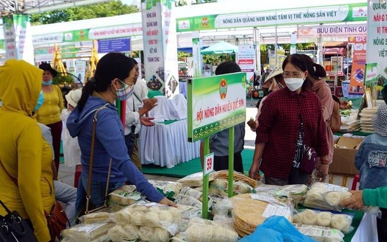 Visitors at the Quang Nam agricultural product trade fair. (Photo: VNA)