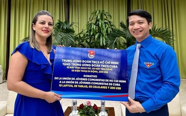 The Ho Chi Minh Communist Youth Union presents gifts to the its Cuban counterpart. (Photo: VNA)