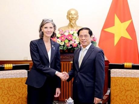UNDP Resident Representative in Vietnam Ramla Al Khalidi and Foreign Minister Bui Thanh Son (Photo: VNA)