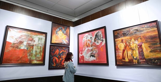 A visitor to the exhibition. (Photo: VNA)