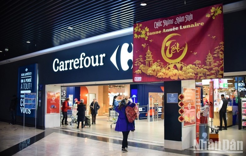 Vietnamese goods are distributed at the Carrefour supermarket. (Photo: Minh Duy)