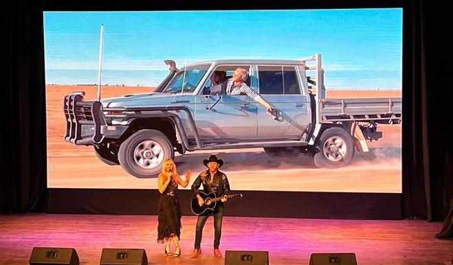 Artists perform at the event (Photo:VNA)
