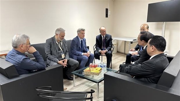 Talks between Le Hoai Trung, member of the CPV Central Committee and Chairman of its Commission for External Relations, and PCF National Secretary Fabien Roussel (Photo: VNA)