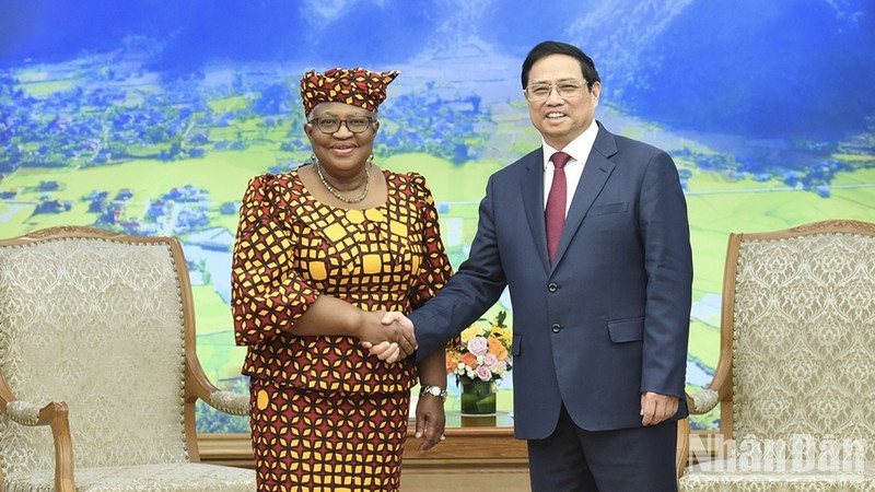 Prime Minister Pham Minh Chinh (R) shakes hands with Director-General of the World Trade Organisation (WTO) Ngozi Okonjo-Iweala. (Photo: NDO/Tran Hai) 