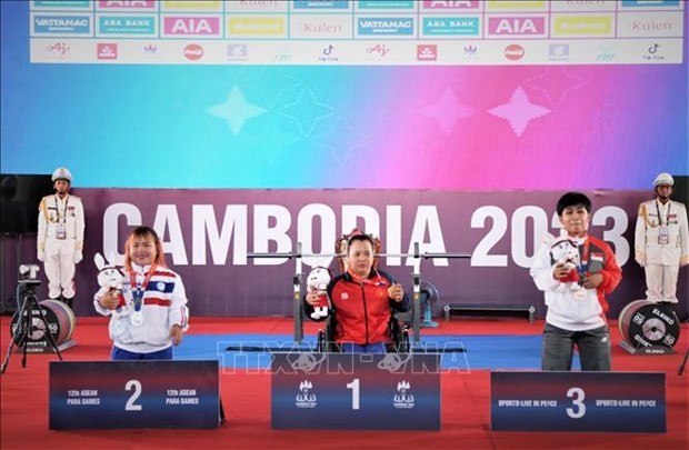 Weightlifter Dang Thi Linh Phuong (centre) at the 12th ASEAN Para Games. (Photo: VNA)