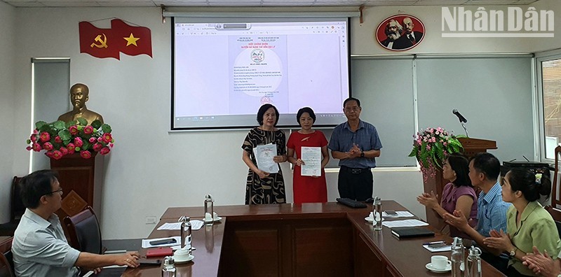 Representatives of the two companies receive the certificate on August 16.