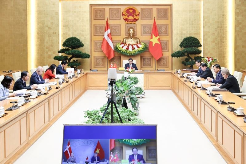 Prime Minister Pham Minh Chinh and his Danish counterpart Mette Frederiksen hold online talks on November 1 evening. (Photo: Tran Hai)