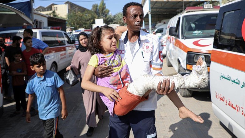 A medical worker transfers a wounded girl in the southern Gaza Strip city of Rafah, November 1, 2023. (Photo: Xinhua)