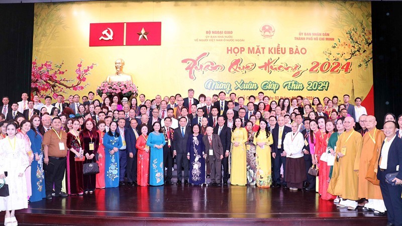 Officials and overseas Vietnamese delegates in a group photo at the Homeland Spring programme. (Photo: NDO/Xuan Khu) 