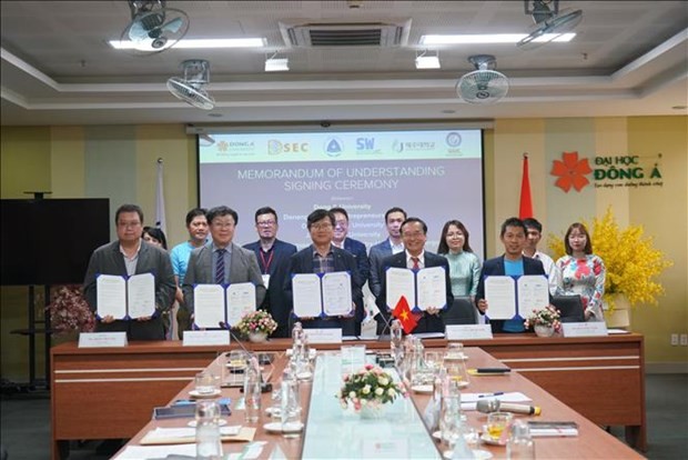At the signing ceremony (Photo: VNA)
