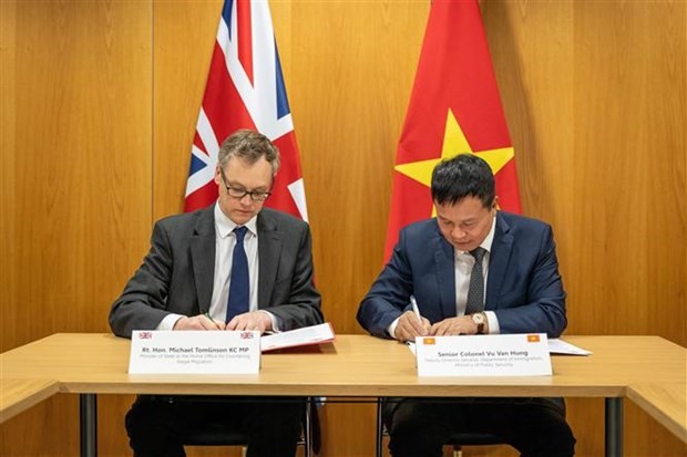 Colonel Vu Van Hung, Deputy Director of the Immigration Department at Vietnam’s Ministry of Public Security (right), and Michael Tomlinson, the UK’s Minister for Countering Illegal Migration, sign a Joint Statement of cooperation to reaffirm the two countries’ strong partnership. (Photo: Courtesy of the UK’s Home Office)