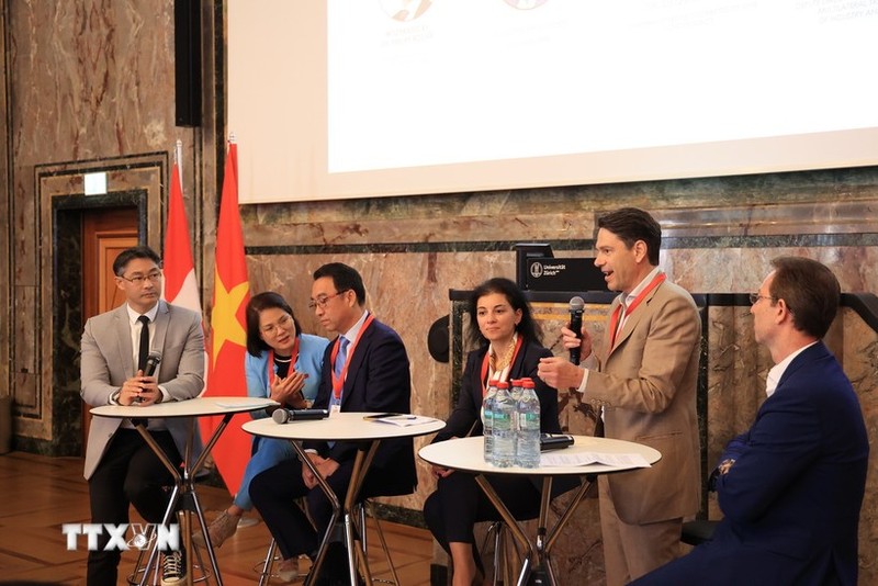 Speakers at the economic forum. (Photo: VNA)