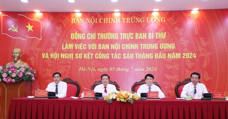 Politburo member and standing member of the Party Central Committee’s Secretariat Luong Cuong (second from right) and officials of the Party Central Committee’s Commission for Internal Affairs chair the conference on July 7. (Photo: VNA)