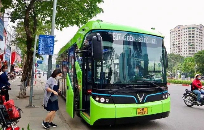 An electric bus in Hanoi. (Photo: VNA)