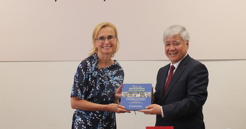 President of the VFF Central Committee Do Van Chien presnets a book to Chairwoman of the Communist Party of Bohemia and Moravia (KSCM) Katerina Konecna. (Photo: VNA)