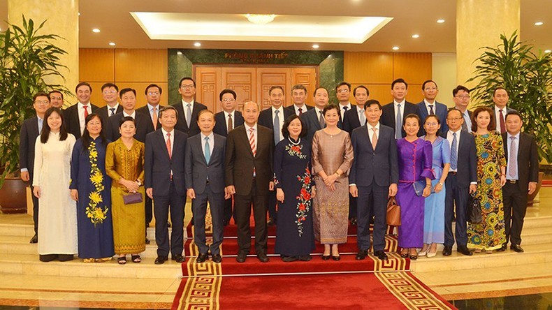 Head of the Communist Party of Vietnam (CPV) Central Committee's Commission for Mass Mobilisation Bui Thi Minh Hoai (seventh from left, front row) and the delegation of the Mass Movement Commission of the Cambodian People’s Party (CPP) Central Committee take a group photo.