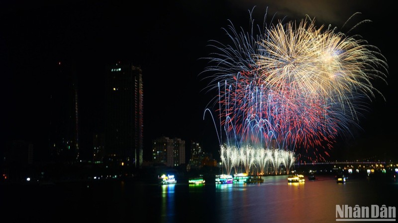 Finland’s Joho Pyro Professional Fireworks AB beats the Chinese team to win the Da Nang International Fireworks Festival with a cash prize of 20,000 USD.