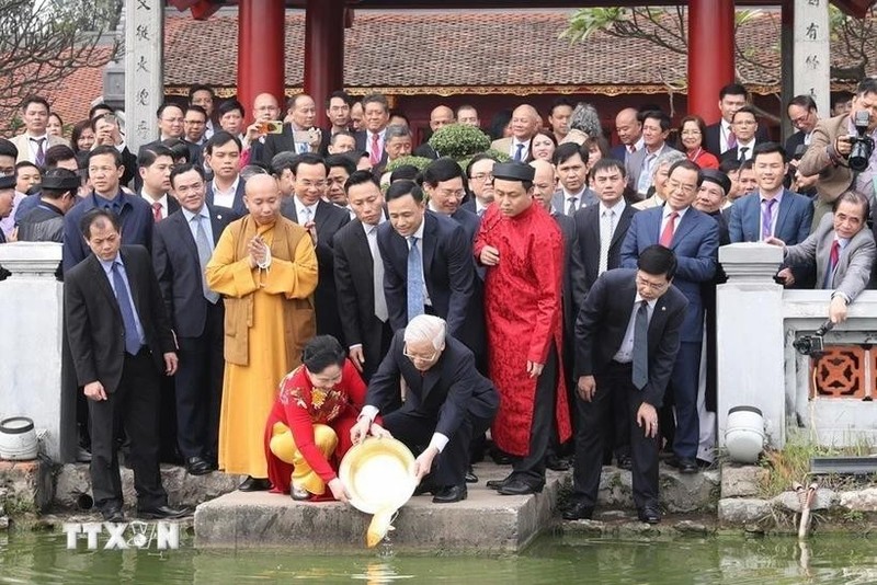 Party General Secretary and State President Nguyen Phu Trong and his spouse release carps, a traditional practice ahead of a Lunar New Year, at the 2019 Homeland Spring programme, which gathered overseas Vietnamese, at Hoan Kiem Lake in Hanoi. (Photo: VNA)