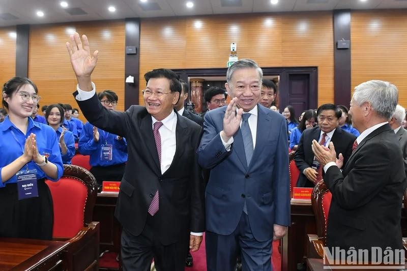 Vietnamese and Lao leaders at the meeting. (Photo: NDO)