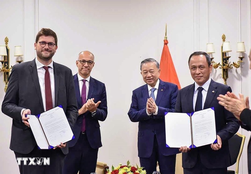 Party General Secretary and President To Lam witnesses the signing of a cooperation document between Safran and Vietjet. (Photo: VNA)