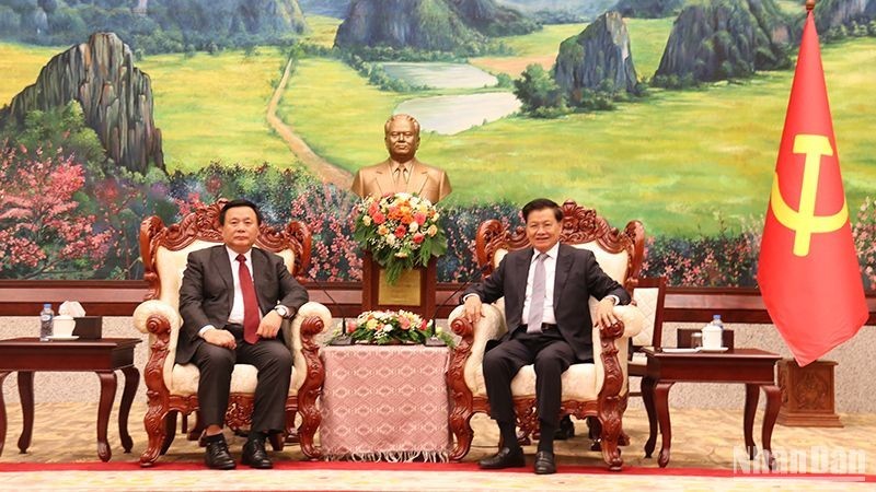 General Secretary of the Lao People's Revolutionary Party (LPRP) Central Committee and President of Laos Thongloun Sisoulith (R) receives Politburo member, President of the Ho Chi Minh National Academy of Politics (HCMA) and Chairman of the Central Theoretical Council Nguyen Xuan Thang on November 26. (Photo: NDO)