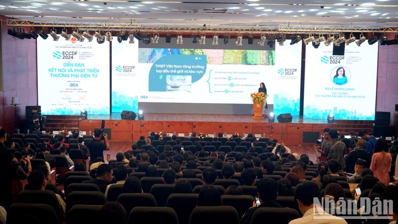 An overview of the E-commerce Connection and Development Forum. (Photo: Trung Hung)