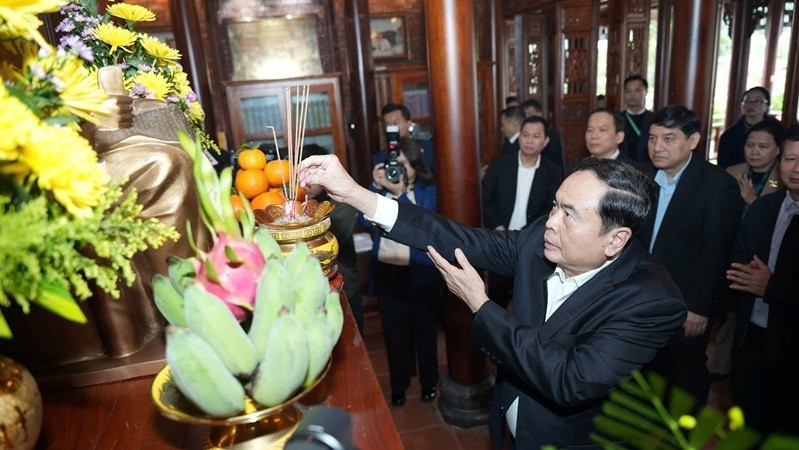 National Assembly Chairman Tran Thanh Man offers incense to the late President Le Duc Anh. (Photo: NDO)