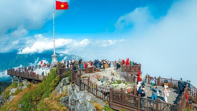 Visitors on Mount Fansipan. (Photo: Minh Tu)