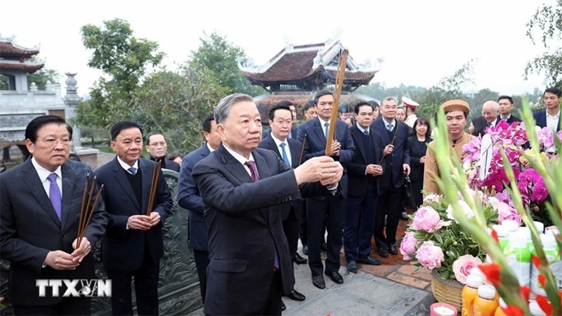 General Secretary To Lam offers incense to President Ho Chi Minh and his family. (Photo: VNA)