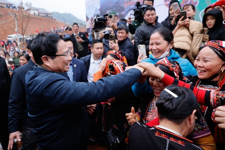 Prime Minister Pham Minh Chinh shares joy with Lang Nu villagers in their new homes in the resettlement area. (Photo: VGP)